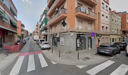 Tienda de comestibles, periódicos y medicamentos en Carrer Joan Martí Sant Boi de Llobregat Barcelona 